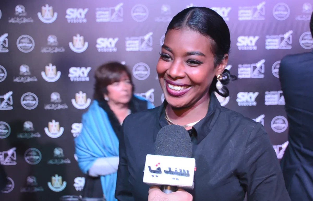 الفنانة السودانية بُنّة خالد بطلة فيلم ستموت في العشرين خلال لقائها بكاميرا سيدتي - الصورة خاصة بسيدتي