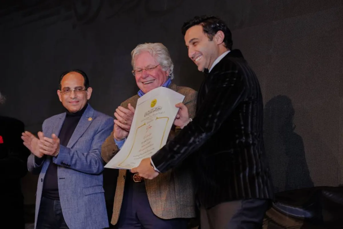 الفنان حسين فهمي والفنان أحمد فهمي خلال تكريمه من مهرجان جمعية الفيلم - الصورة من المسؤول الإعلامي للمهرجان