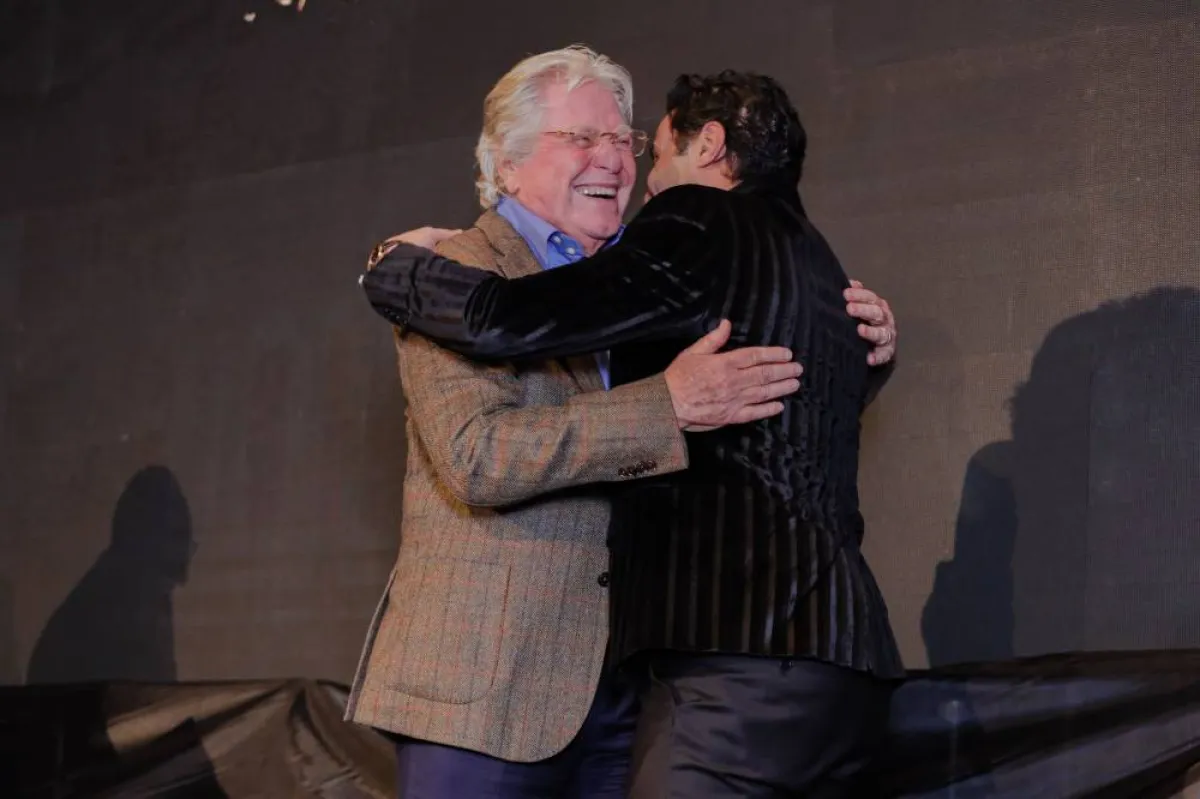 الفنان حسين فهمي والفنان أحمد فهمي خلال تكريمه من مهرجان جمعية الفيلم - الصورة من المسؤول الإعلامي للمهرجان