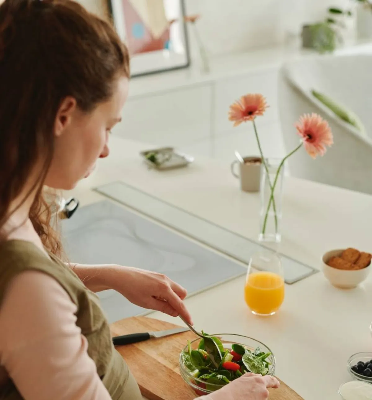 صورة حامل تتناول الغذاء الصحي