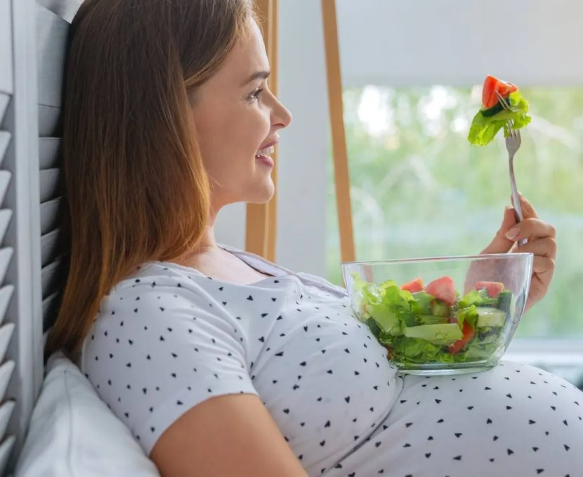 صورة حامل تتناول السلطة