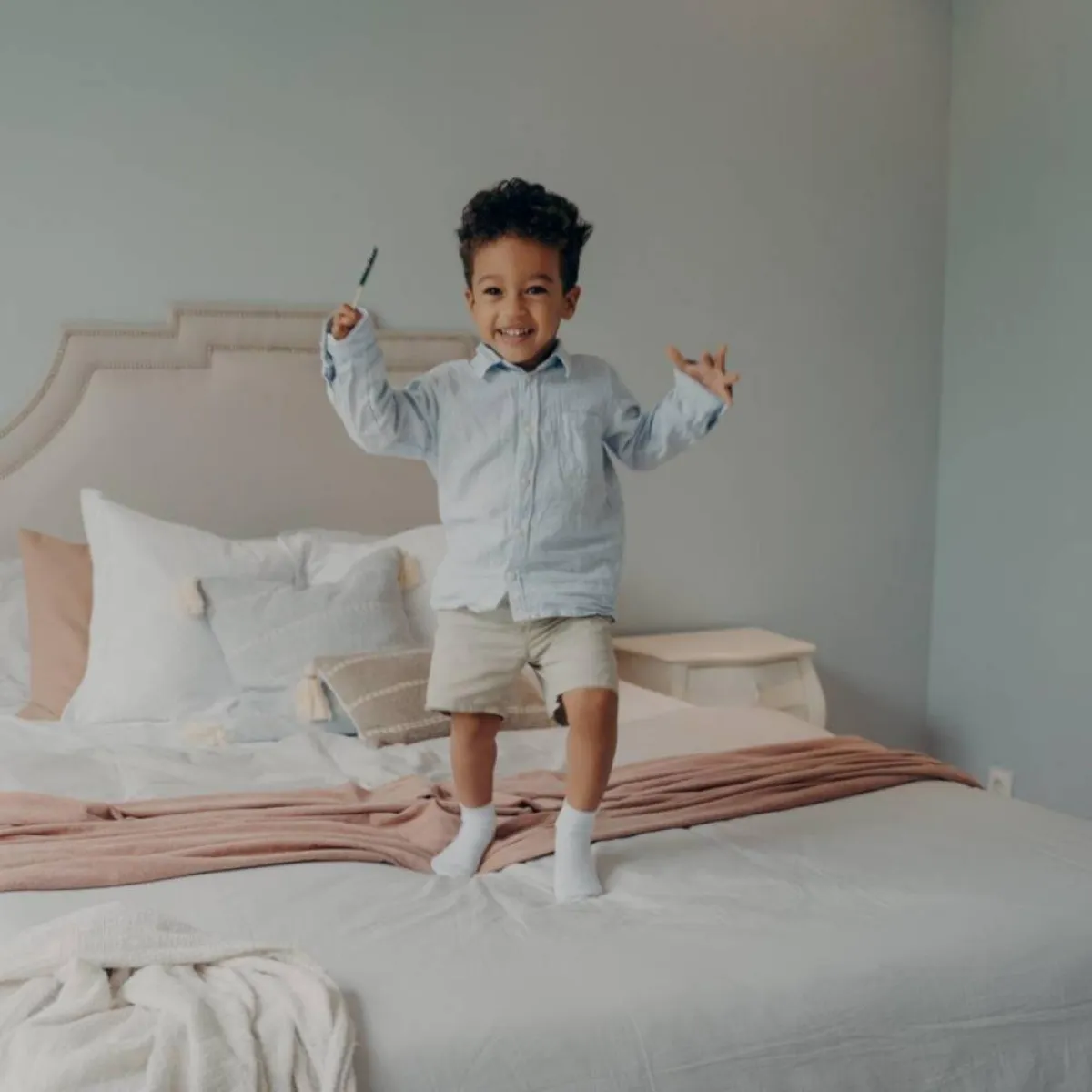 صورة لطفل قصير بسبب الوراثة