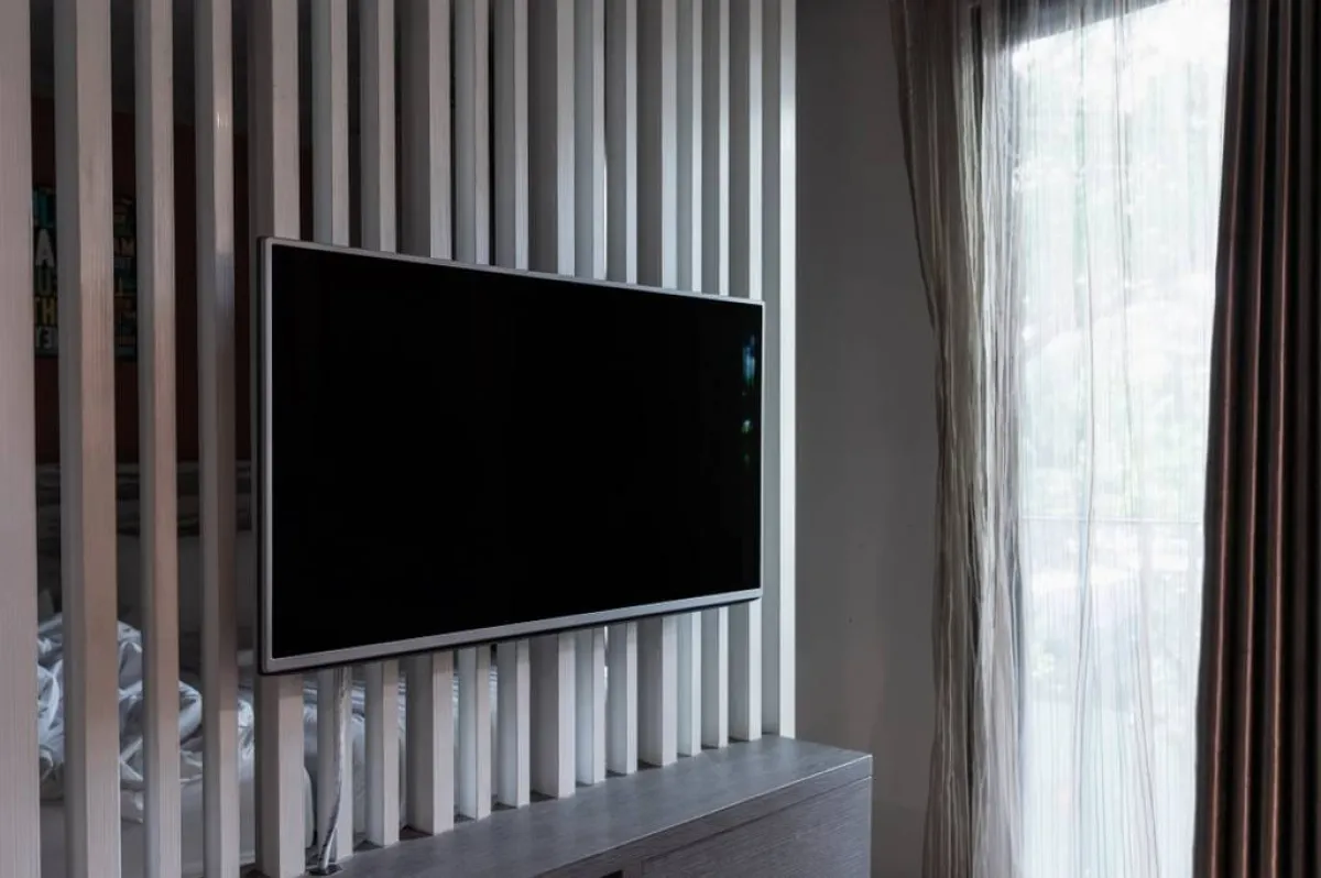 قد يتخذ التلفزيون مكانًا له على العازل بين قسمين، في الغرفة الواحدة