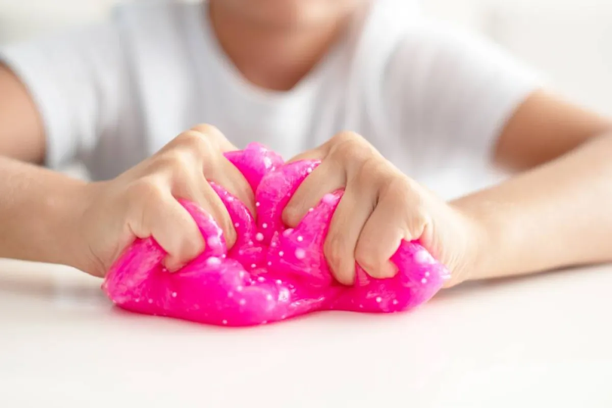 الـ"سلايم" قد يلتصق بالسجاد، أثناء لهو الأطفال