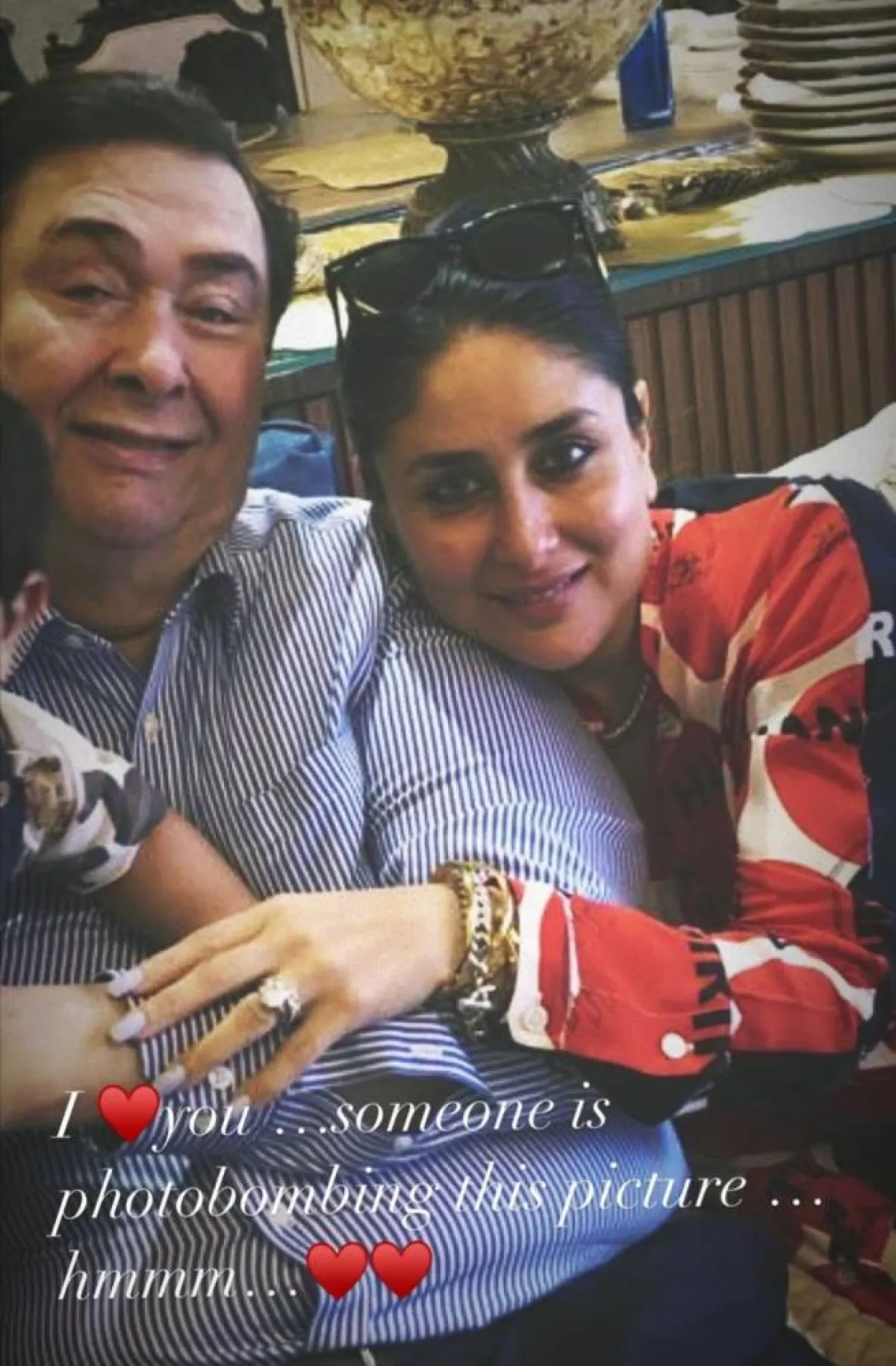 كارينا كابور تحتضن والدها في يوم ميلاده- الصورة من قصص إنستغرام كارينا كابور