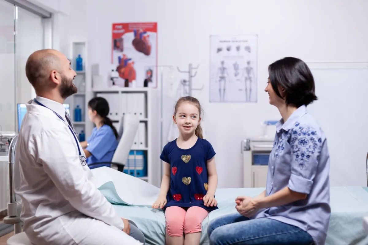 طبيب يفحص طفلة