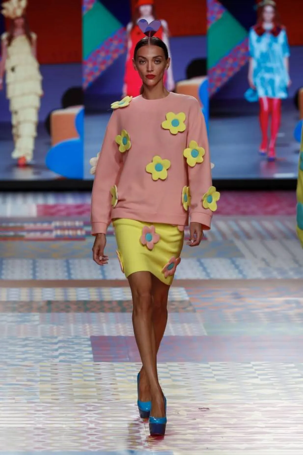 تنورة صفراء قصيرة مطرزة بالورود مع تيشرت وردي مطرز بورود صفراء من أجاثا رويز دي لا برادا Agatha Ruiz De La Prada