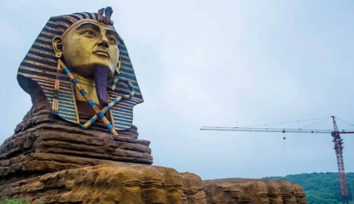 بهيئته وحجمة الضخم... أبو الهول في شوارع الصين