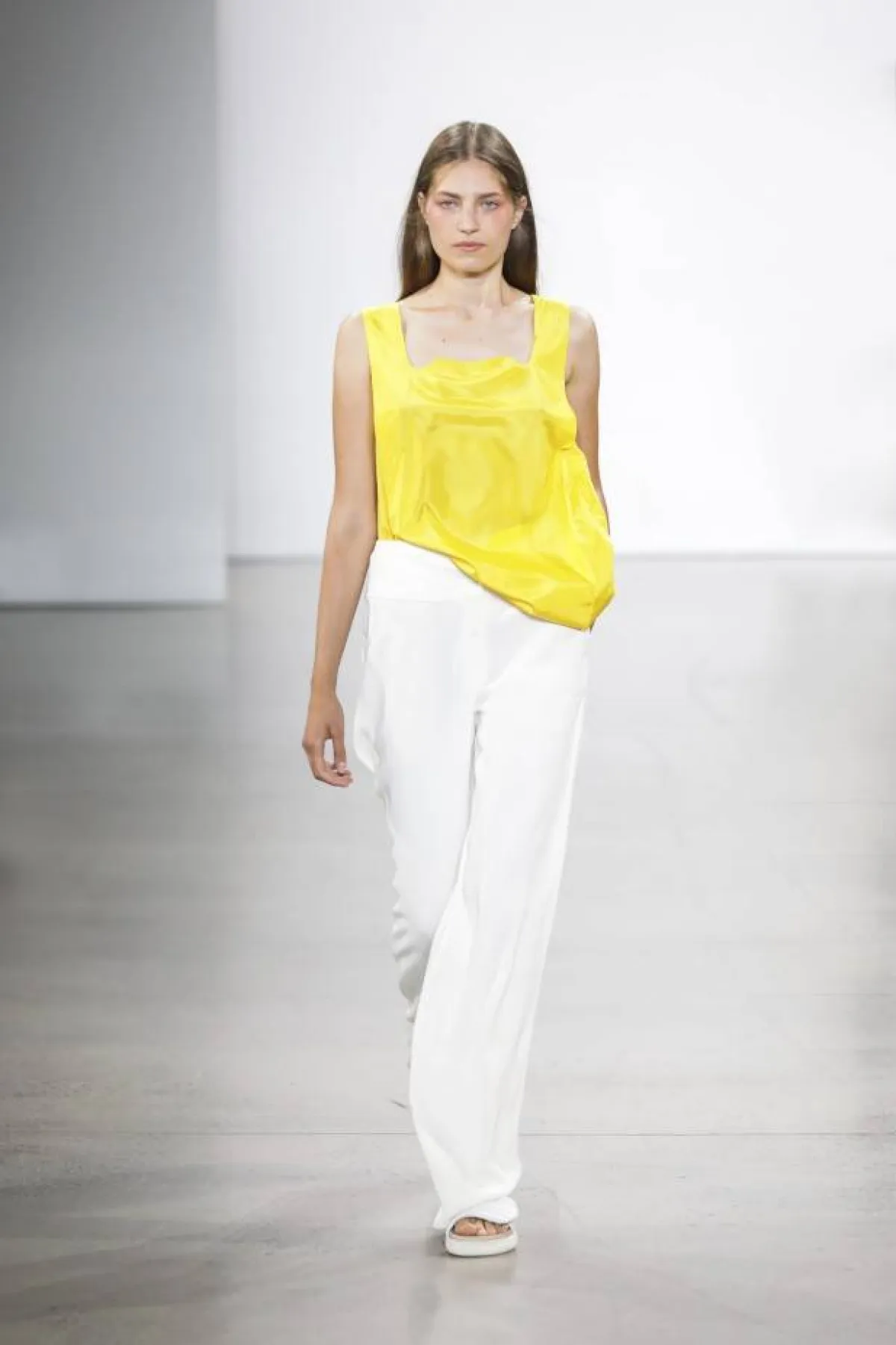 بنطلون أبيض واسع مع توب ساتان أصفر بحمالات عريضة من بيفزا Bevza