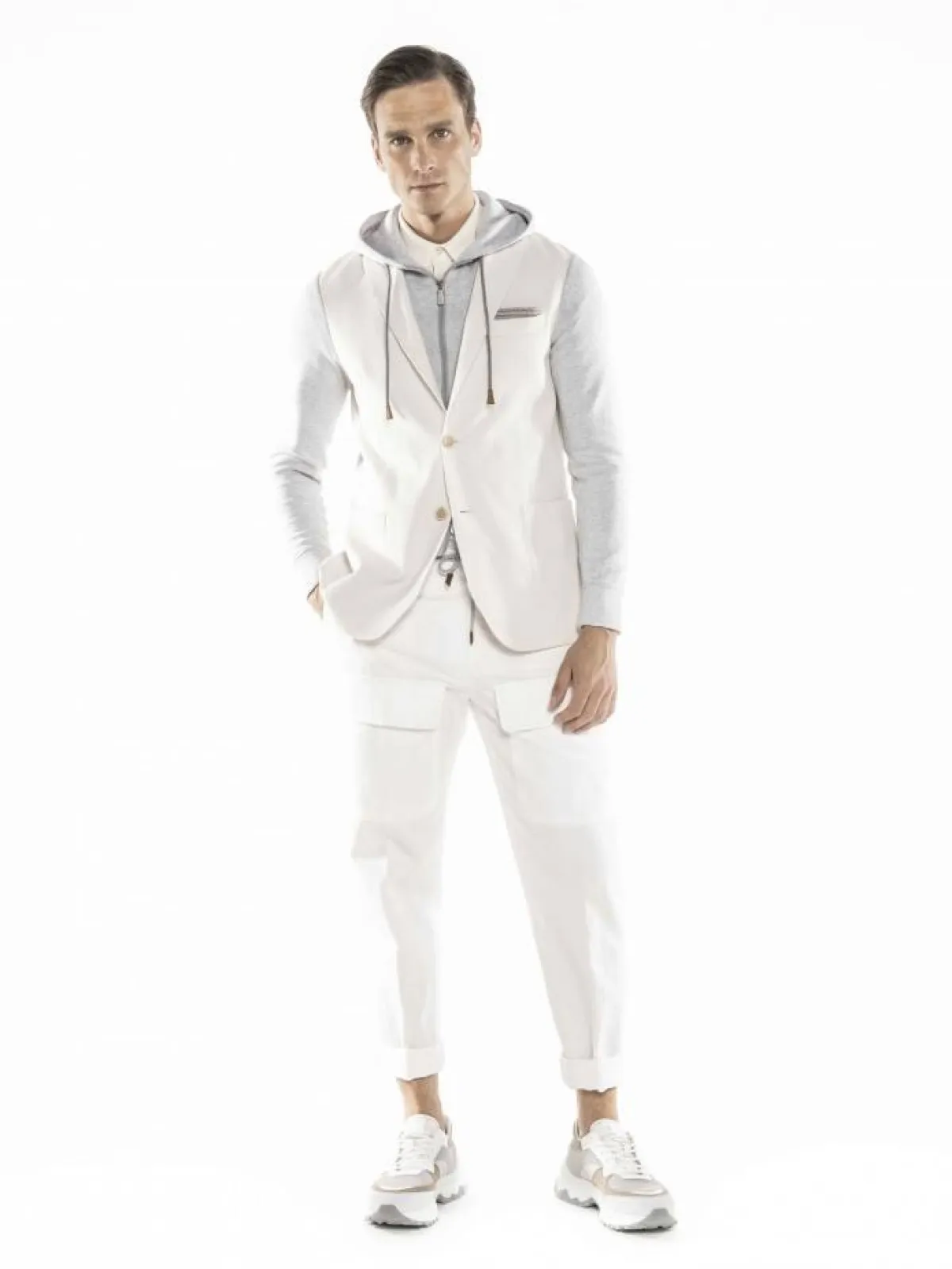 بنطلون أبيض باجي مع بليزر أبيض كاجوال من إليفينتي Eleventy