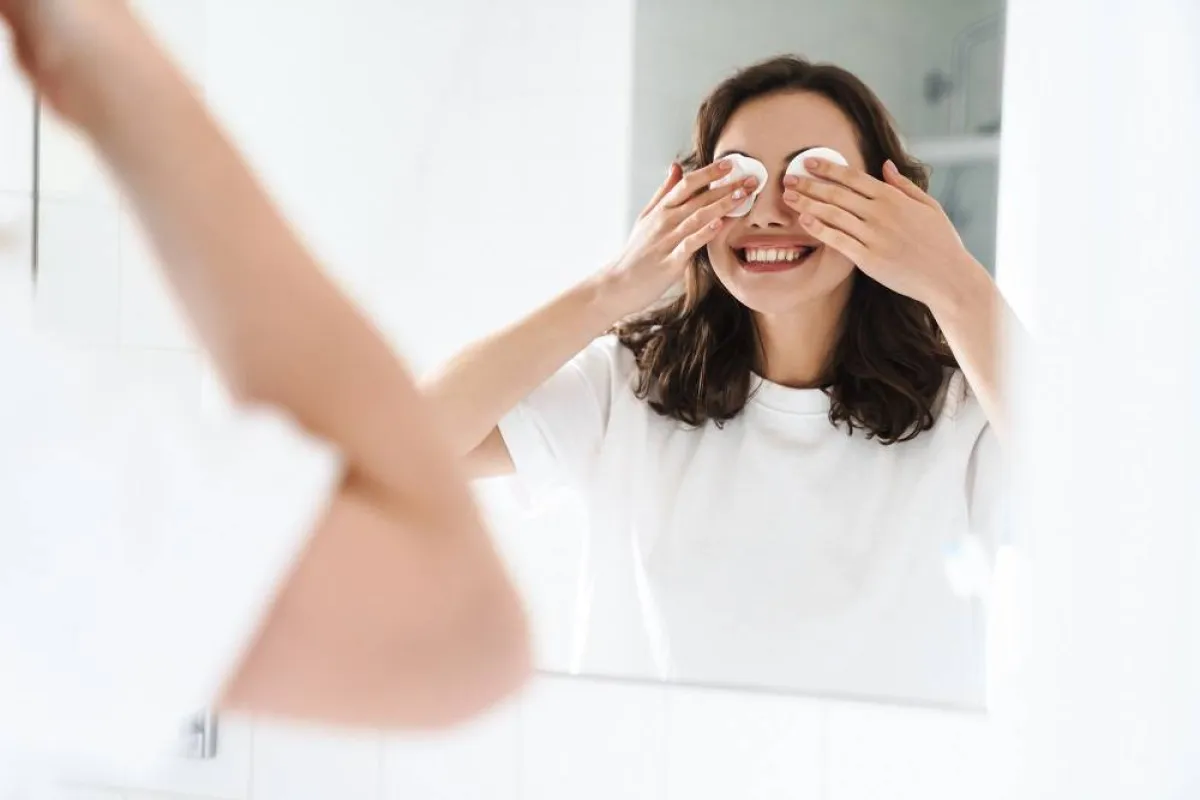 استخدمي قطعة قماش مبللة دافئة وضعيها فوق عينيك لمدة خمس دقائق لتقليل أعراض جفاف العين