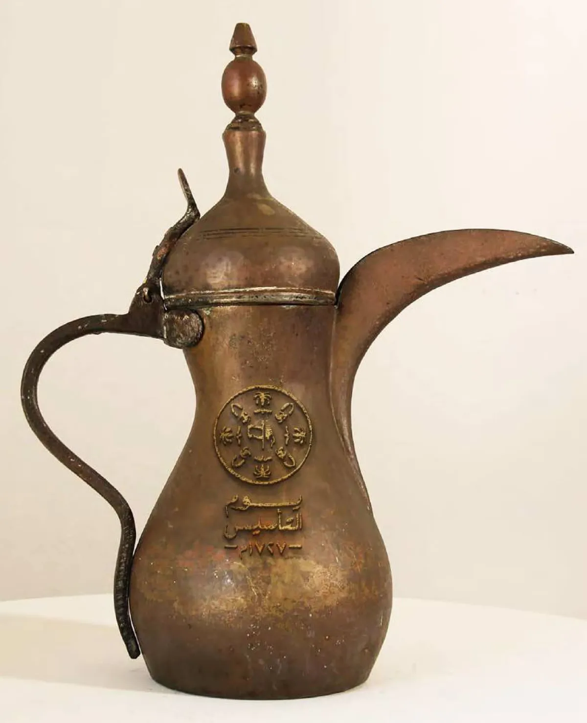 دلّة القهوة التقليديّة النحاسيّة، مدقوقة عليها الرموز