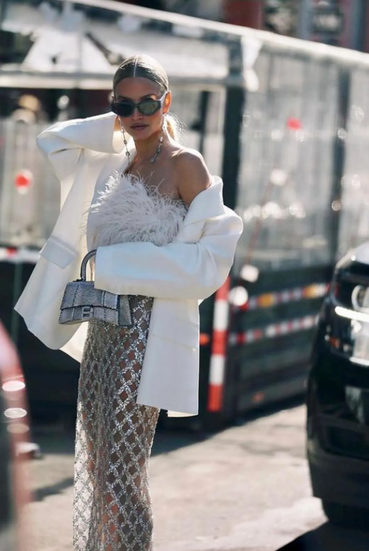 ليوني هان ترتدي بلوزة من الخيوط وتنورة ميتاليكية