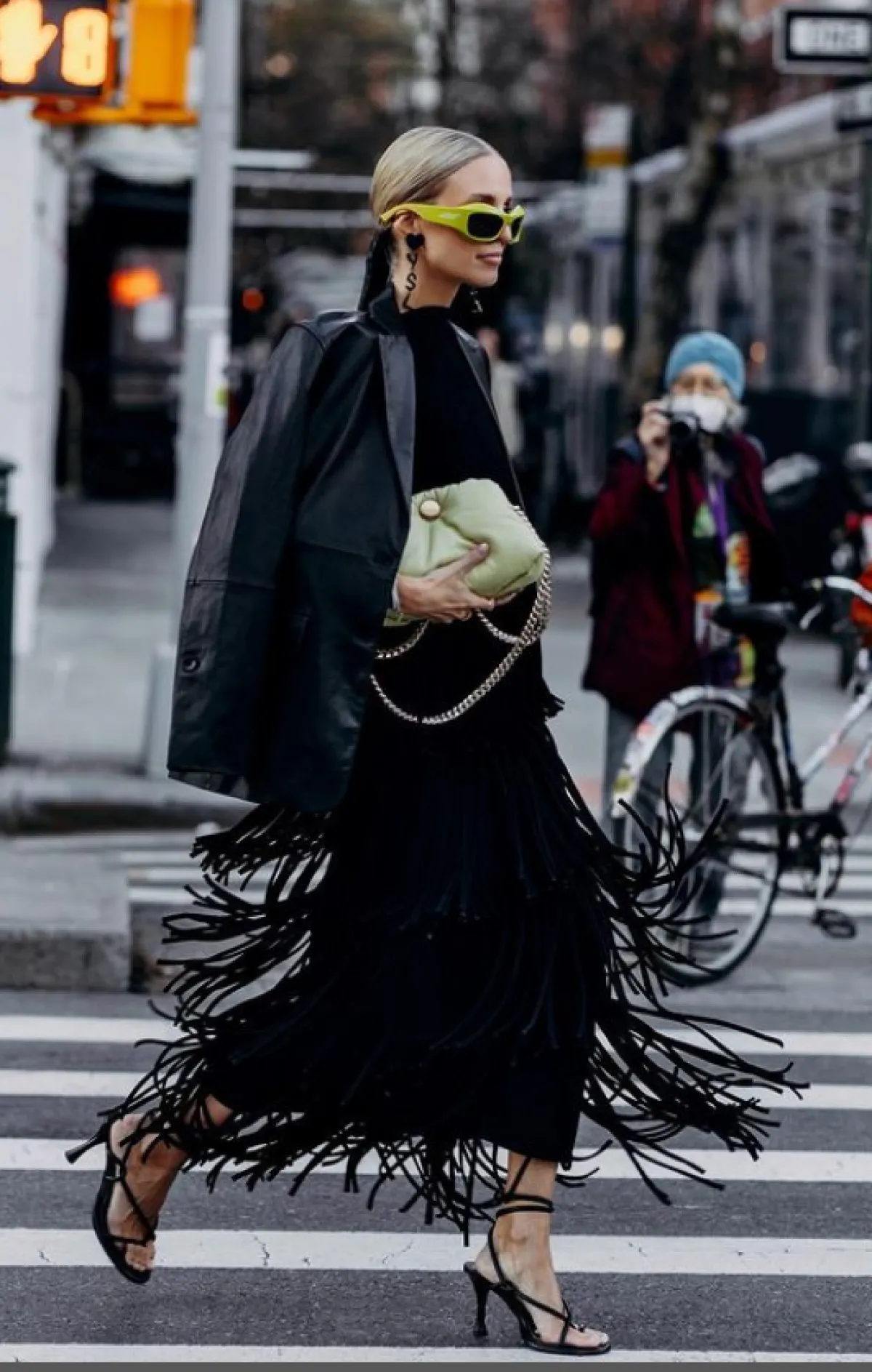 ليوني ترتدي تنورة من الخيوط وبليزر سوداء من الكريب والجلد