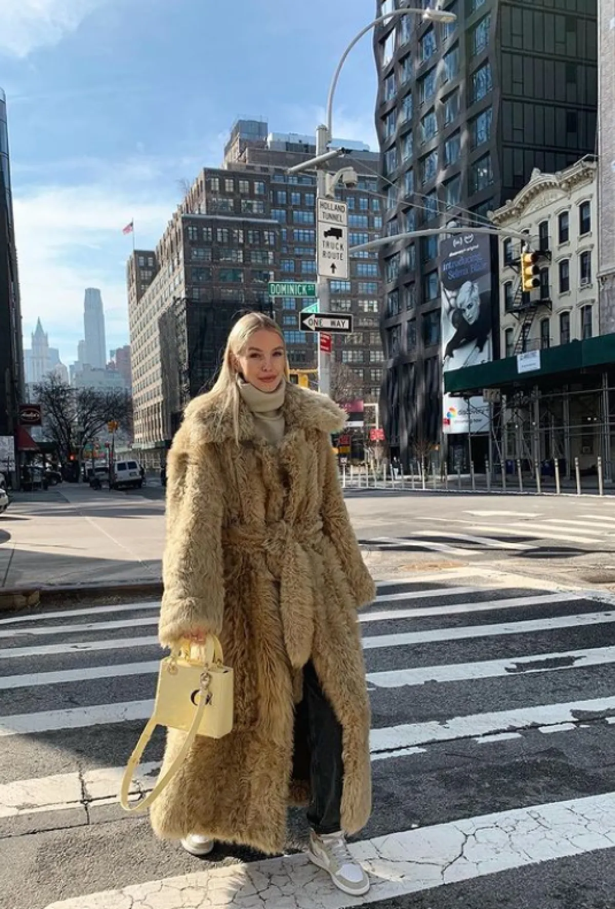 ليوني هان تتدثر بمعطف من الفرو البيج