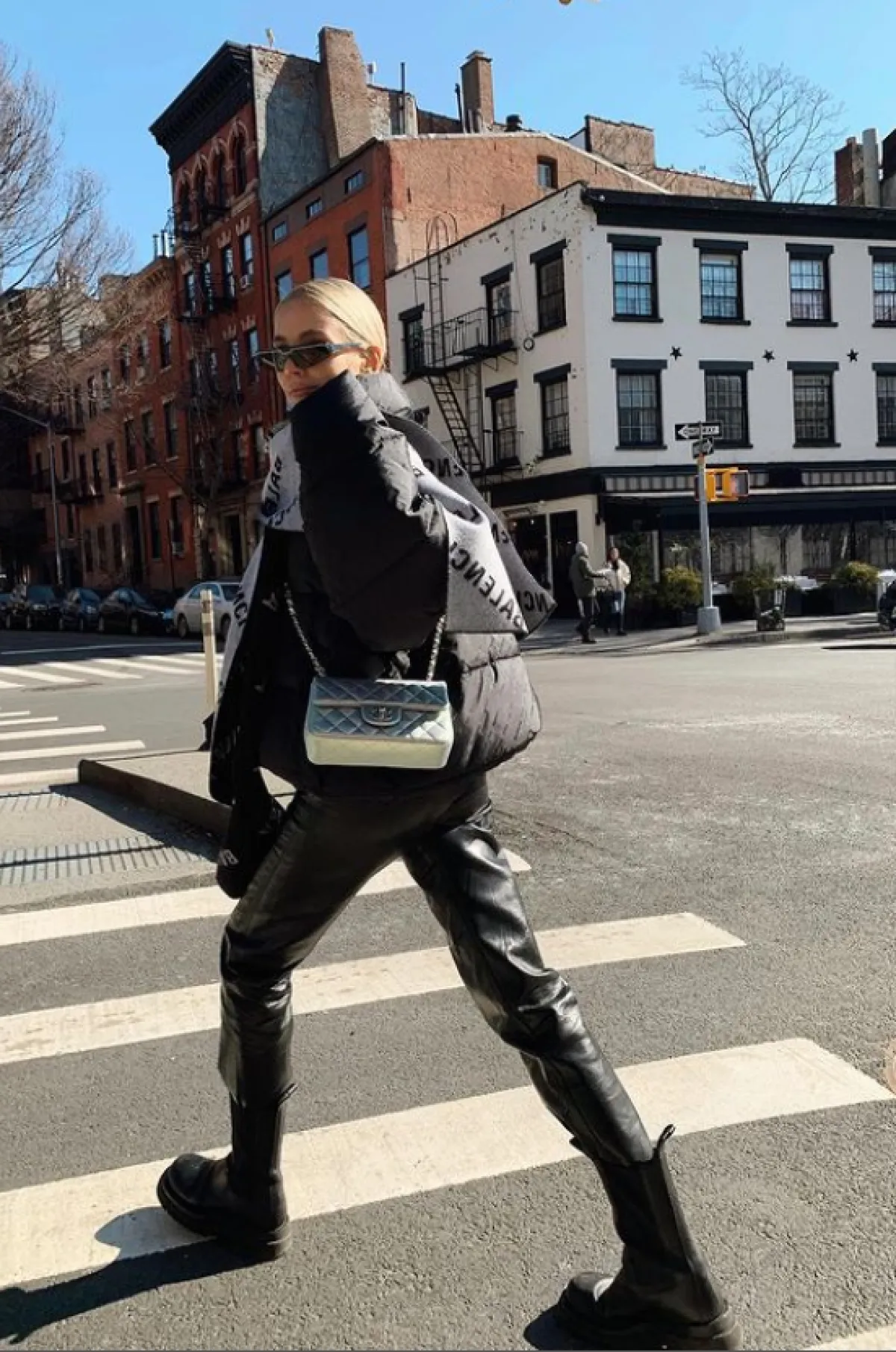 ليوني هان ترتدي بدلة من بالنسياغا مع حذاء جلدي عالي