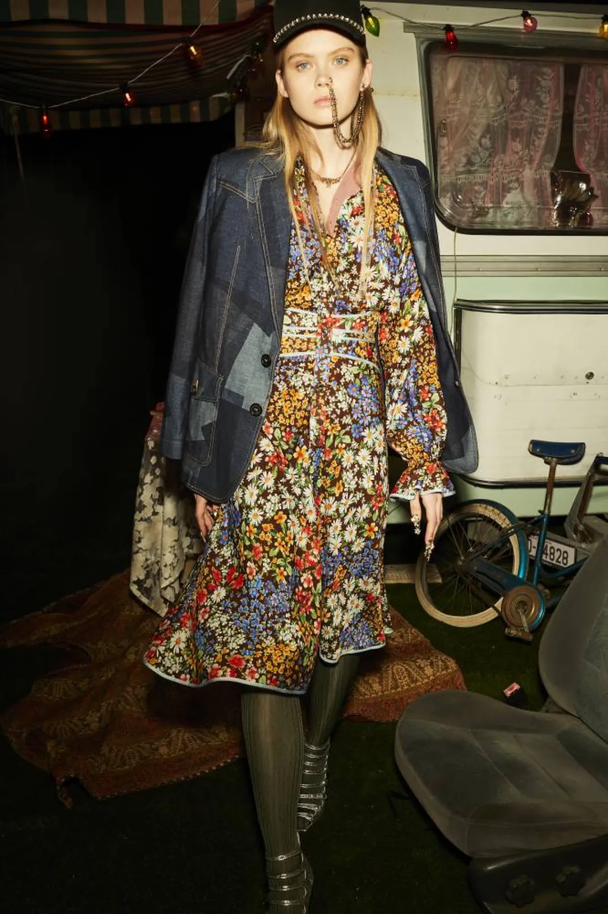 فستان مطبّع بالورود من  ديسكويرد2 Dsquared2  