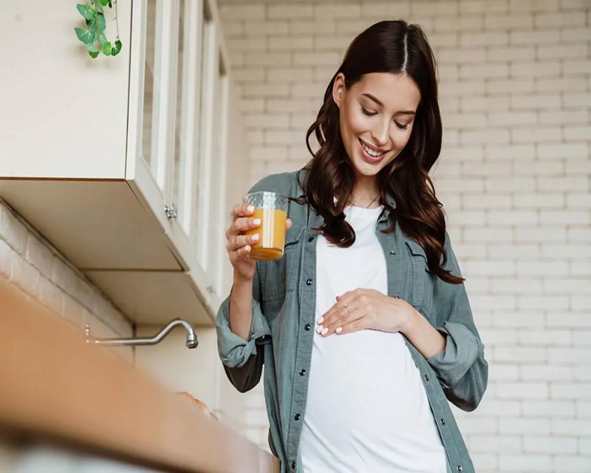  صورة لحامل تتناول عصير
