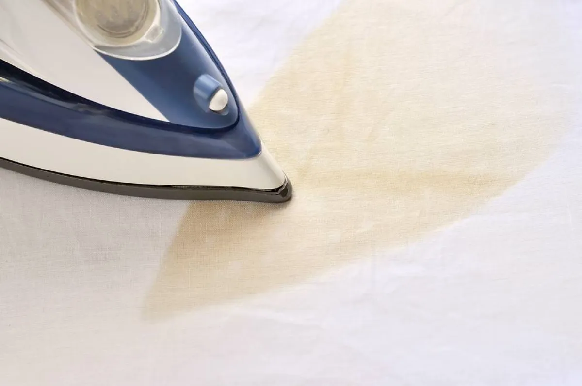 قد يحترق جزء من الملابس جرّاء المكواة