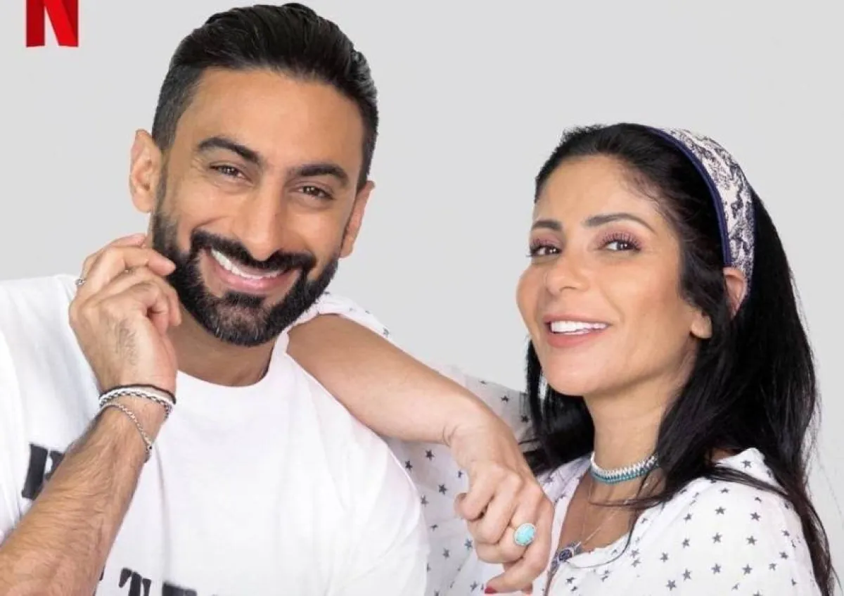 الإعلامي أنس بوخش برفقة منى زكي - الصورة من حساب نتفليكس على فيسبوك