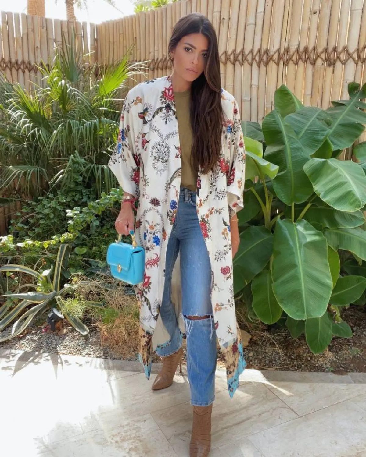 العنود بدر بحقيبة صغيرة وجزمة بوت باللون البُني