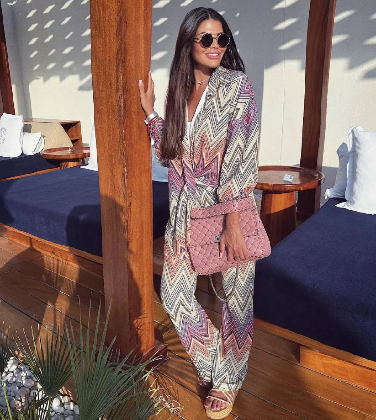 العنود بدر بحقيبة باللون الوردي ونظارة شمسية سوداء