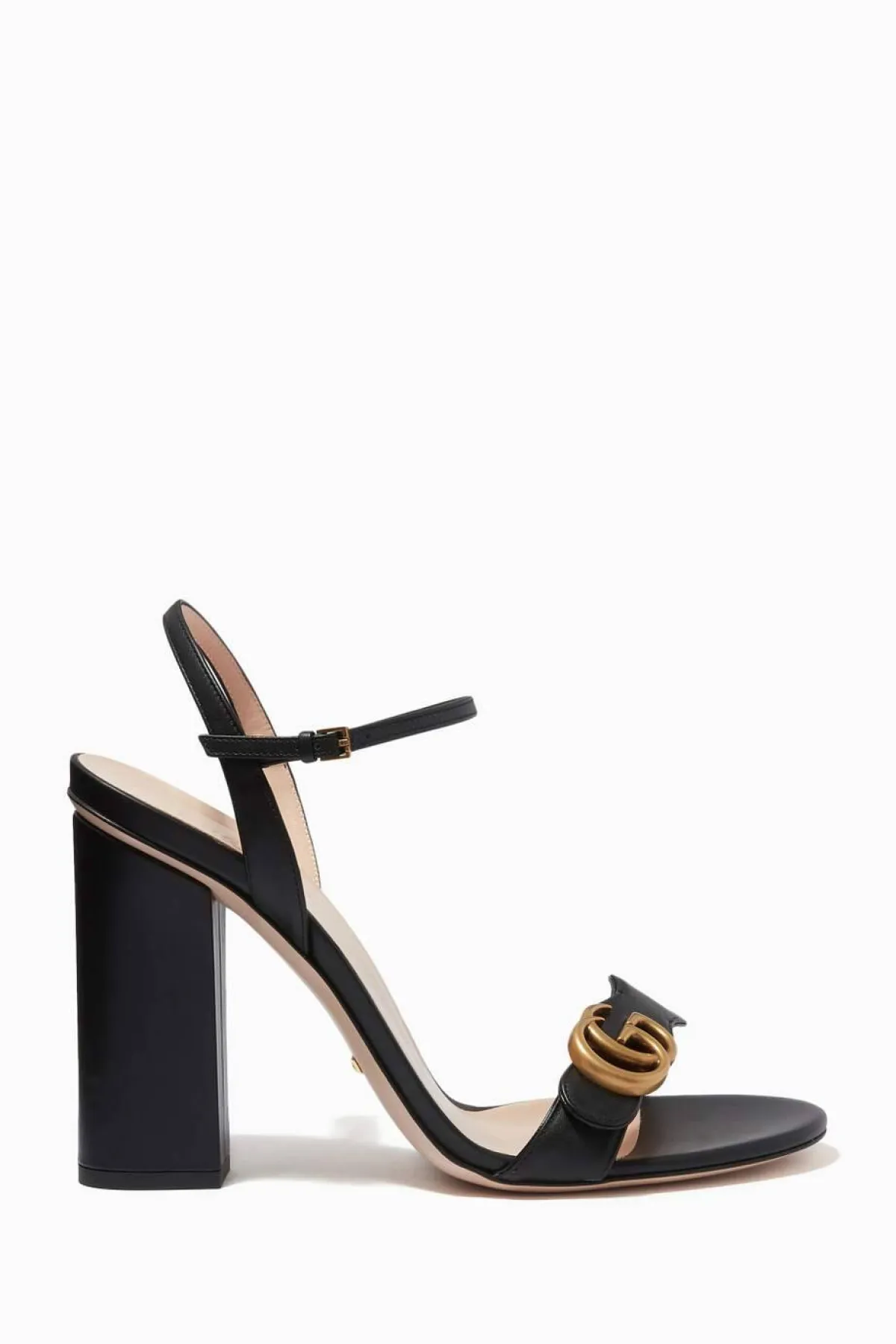 موديلات  صنادل كعب باللون الأسود