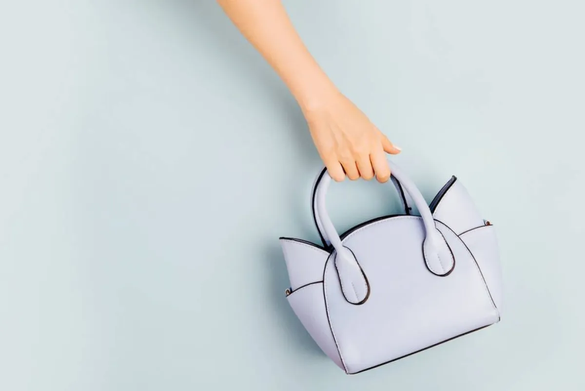 قواعد في إتيكيت حمل حقيبة اليد