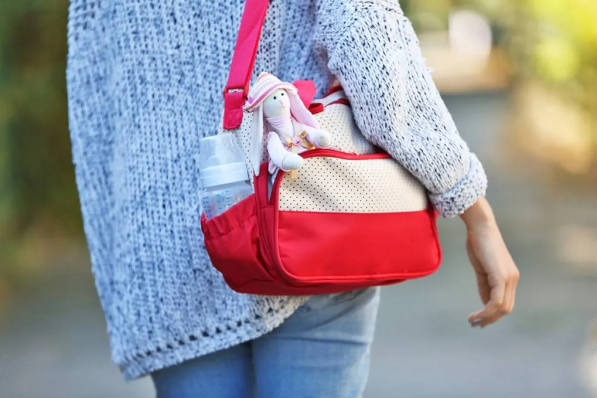 لا تستبدل حقيبة اليد بحقيبة الطفل