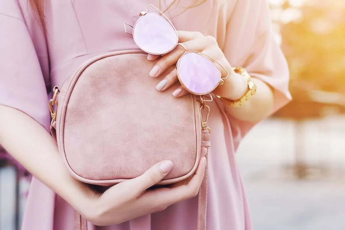 قد يغفل بعض النساء عن القواعد الخاصّة بطريقة حمل حقيبة اليد