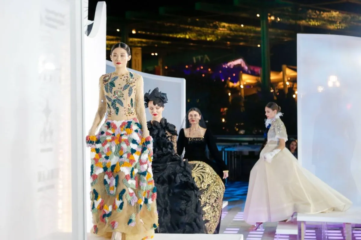 جناح السعودية في إكسبو 2020 دبي ينظم عرض أزياء مميزا