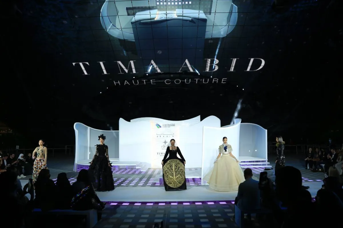 وحاكت الساحة الخارجية للجناح أبرز منصات عروض الأزياء العالمية