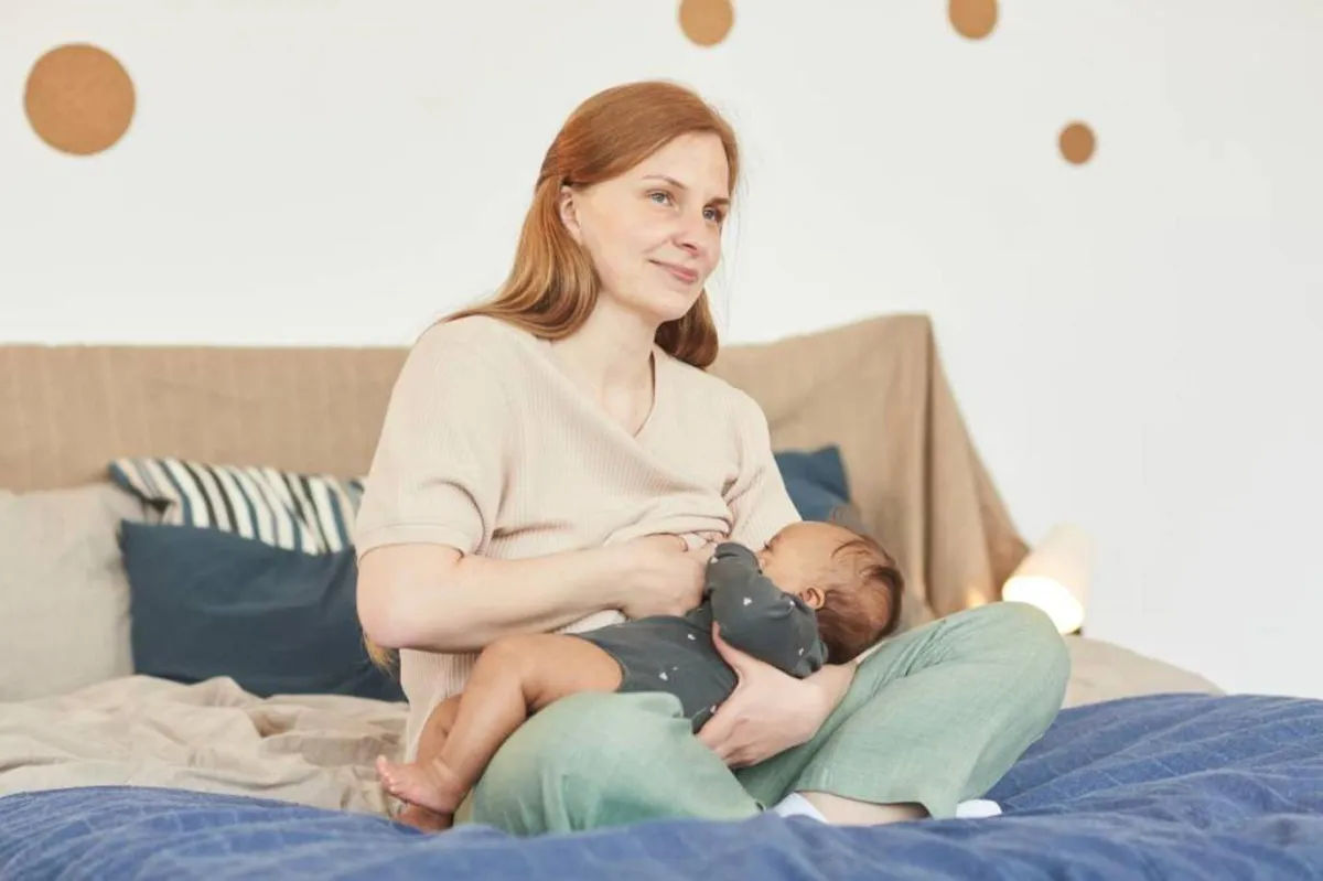 صورة لأم تعاني من خمول رضيعها