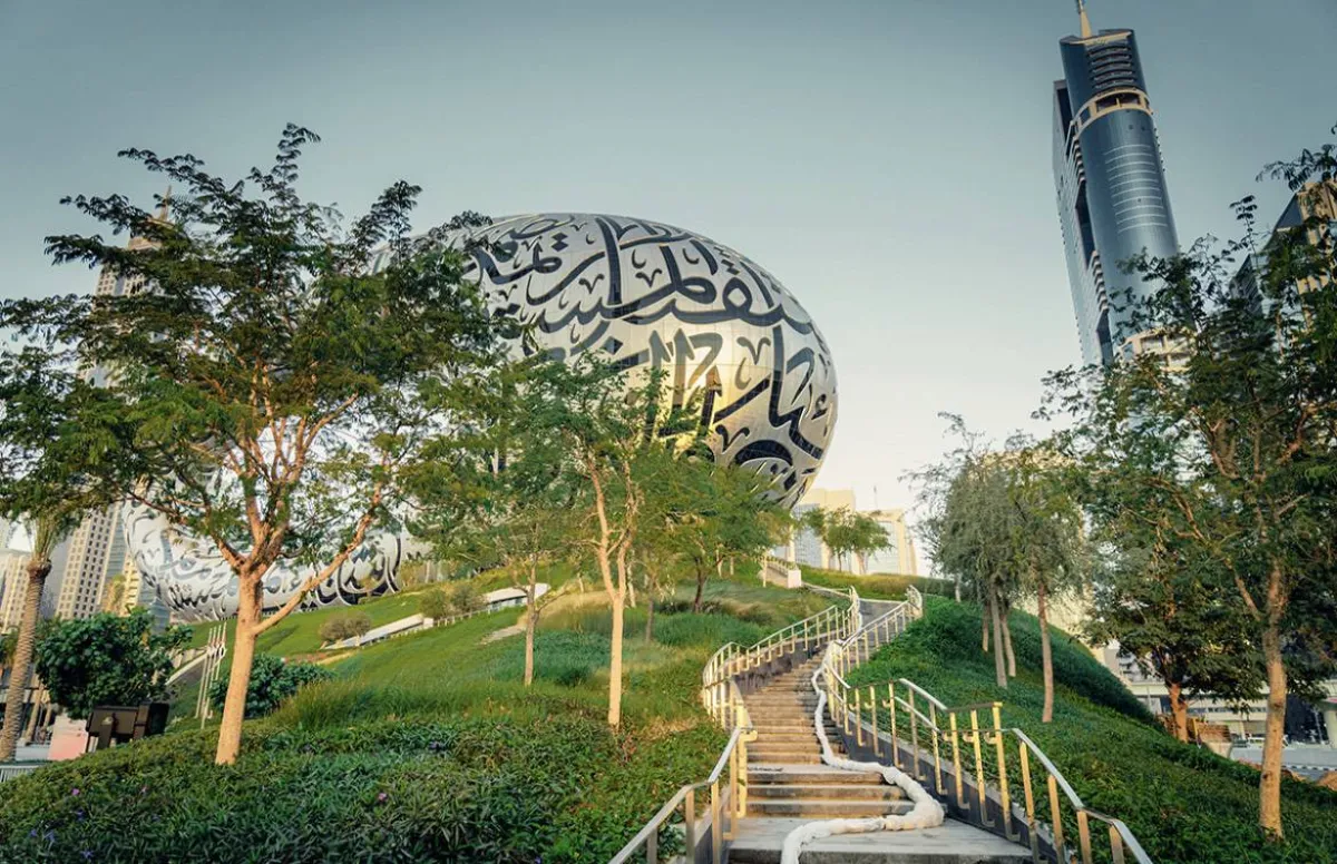 100 نوعاً من النباتات في "الجدار الأخضر" حديقة "متحف المستقبل" في دبي