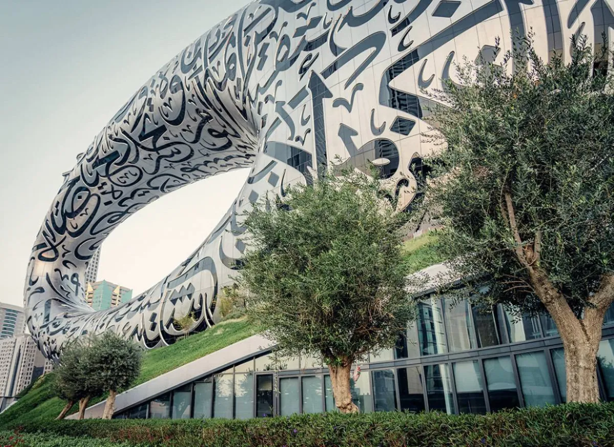 عشرات الأنواع من الأشجار والنباتات التي تعكس التنوع وثراء طبيعته البيئية