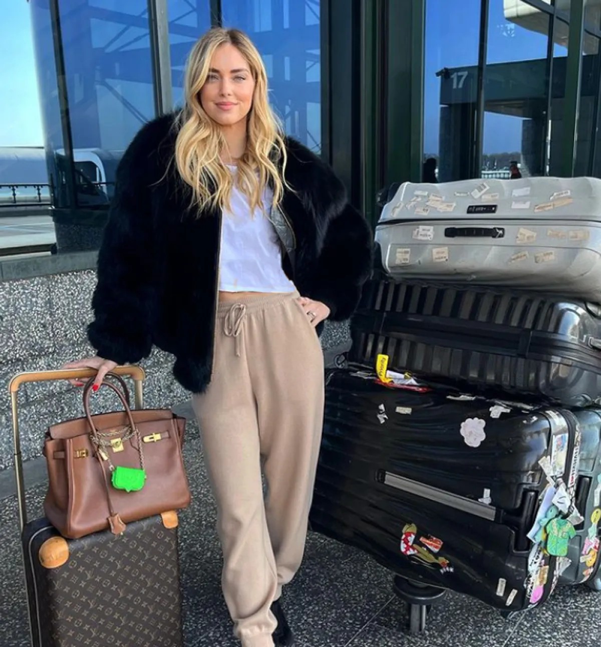 كيارا فيرانيي مع حقائبها