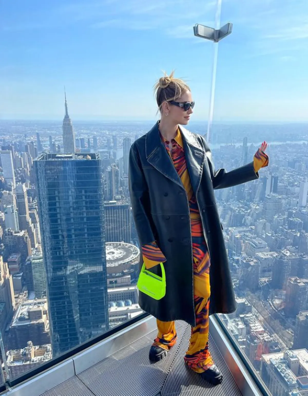 كيارا فيرانيي ترتدي بدلة مطبعة مع معطف جلدي اسود