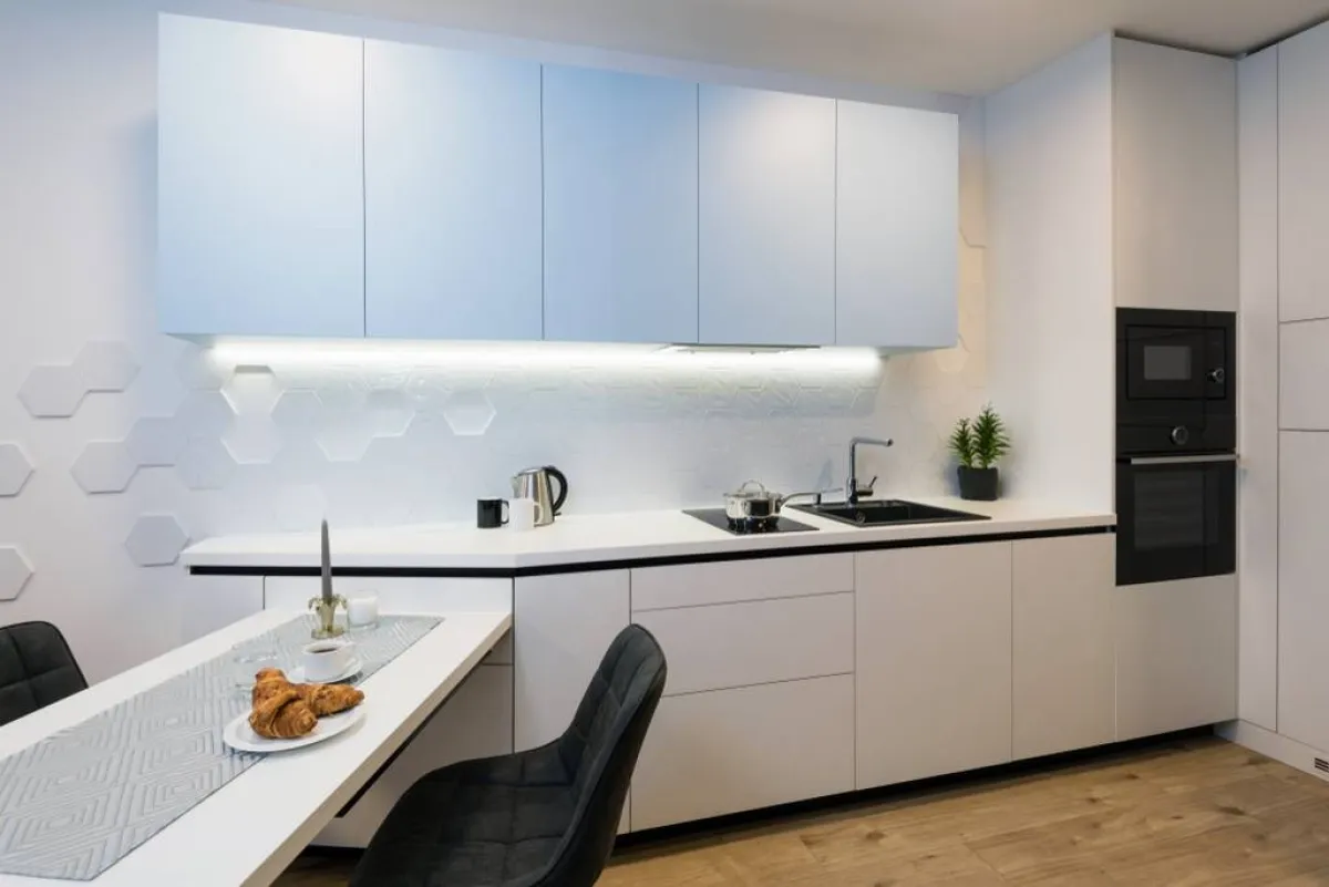 مساحة المطبخ تُضاء، بصورة تسهّل أداء العمل