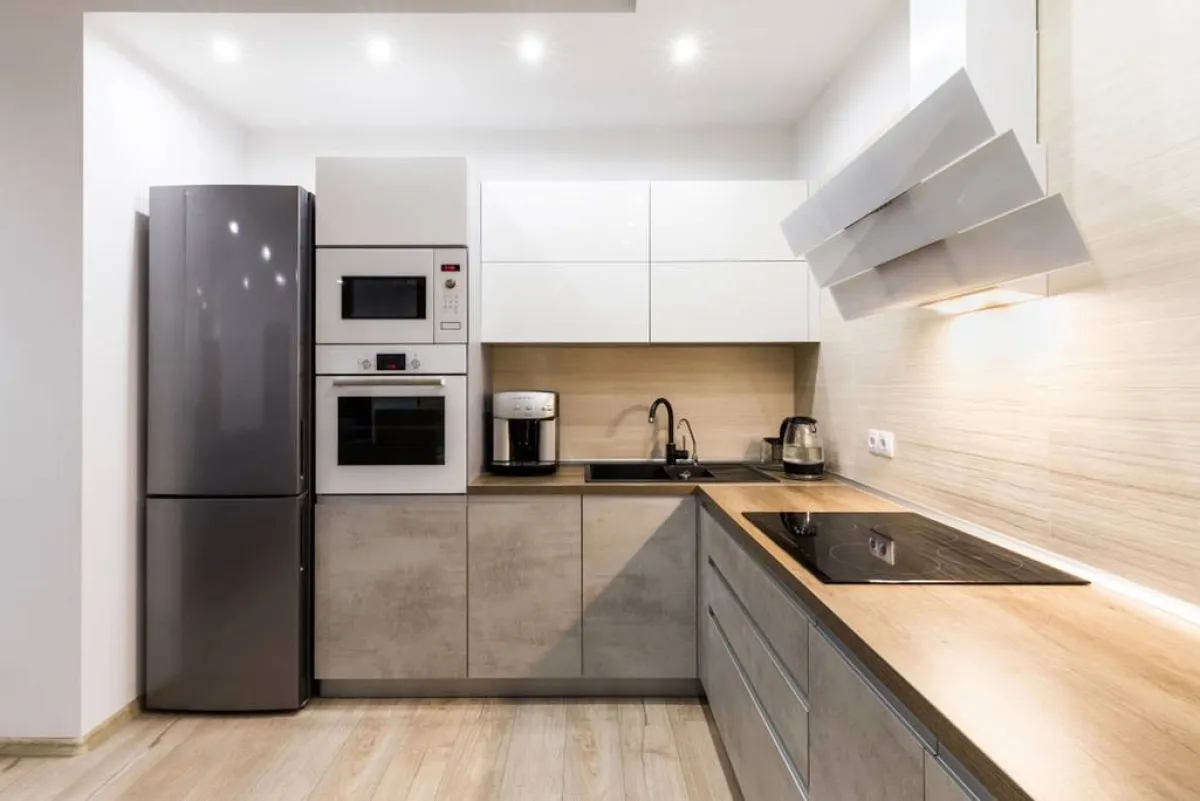 في حضور النافذة، هي تستغلّ حتّى تبدو المساحة الصغيرة مشرقة.