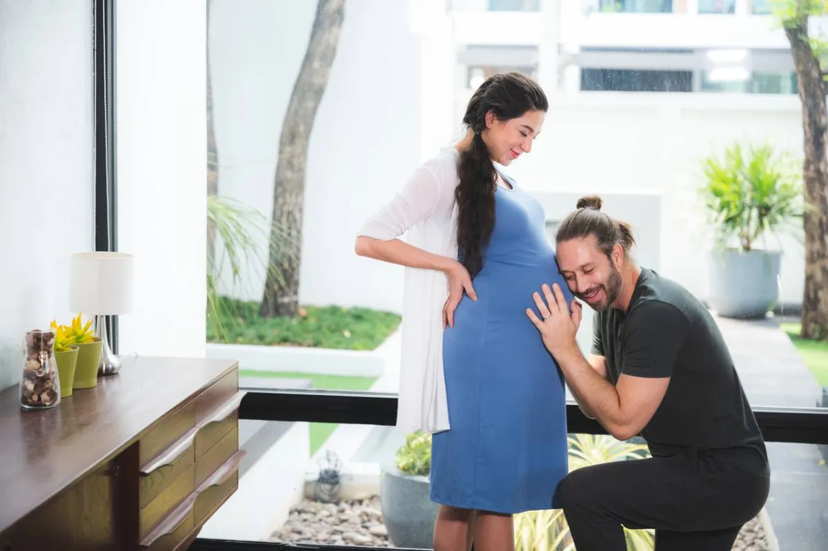 صورة للمس بطن الحامل