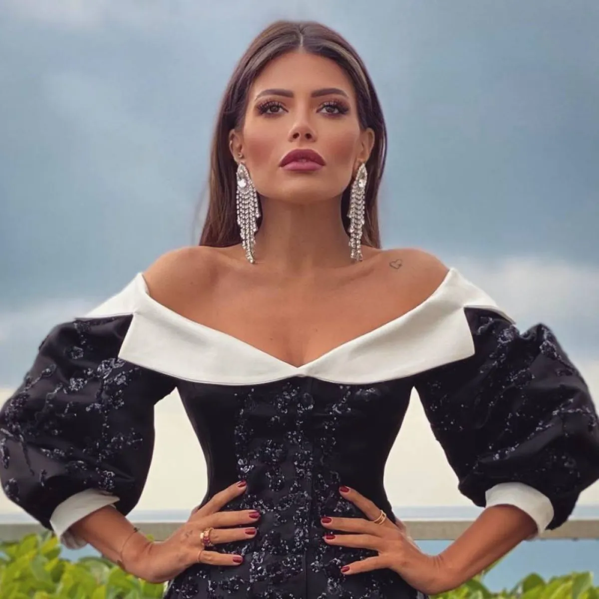 تسريحة الشعر المالس المنسدل لفستان أوف شولدر