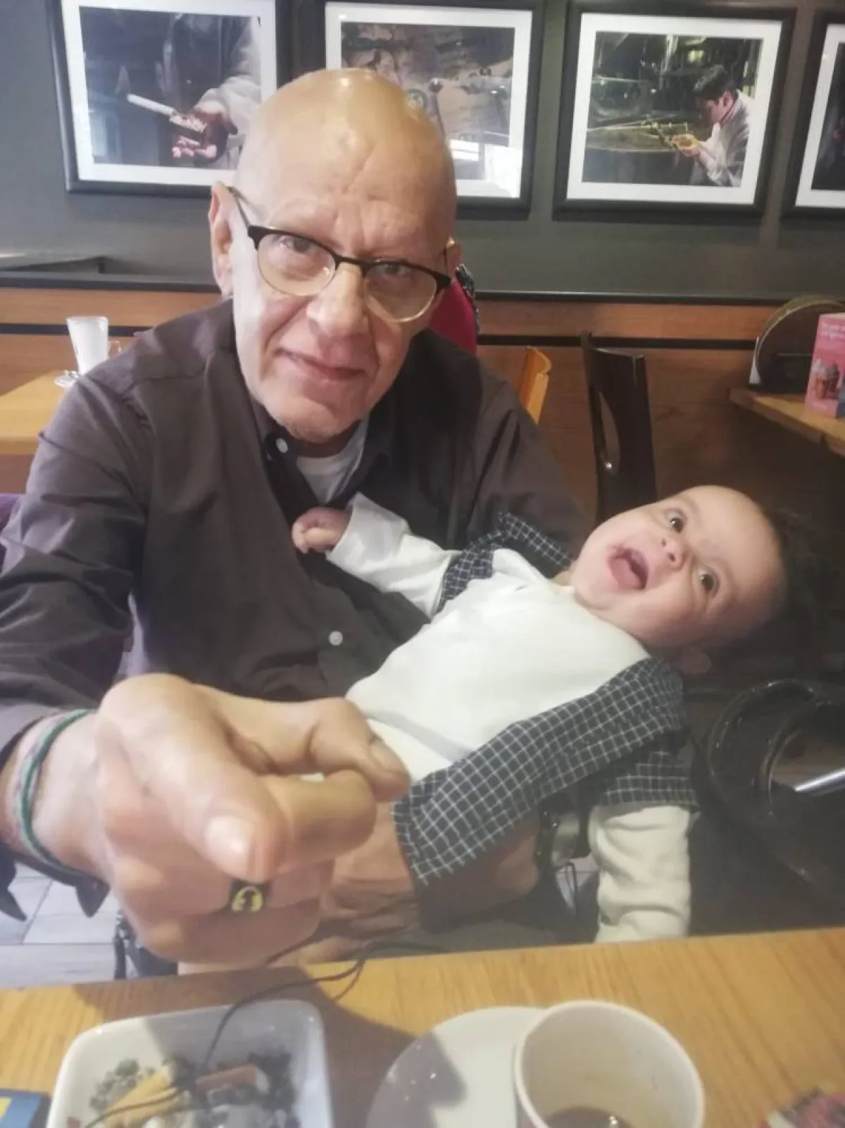 زكي فطين عبد الوهاب مع حفيده - الصورة من حسابه الرسمي على فيسبوك