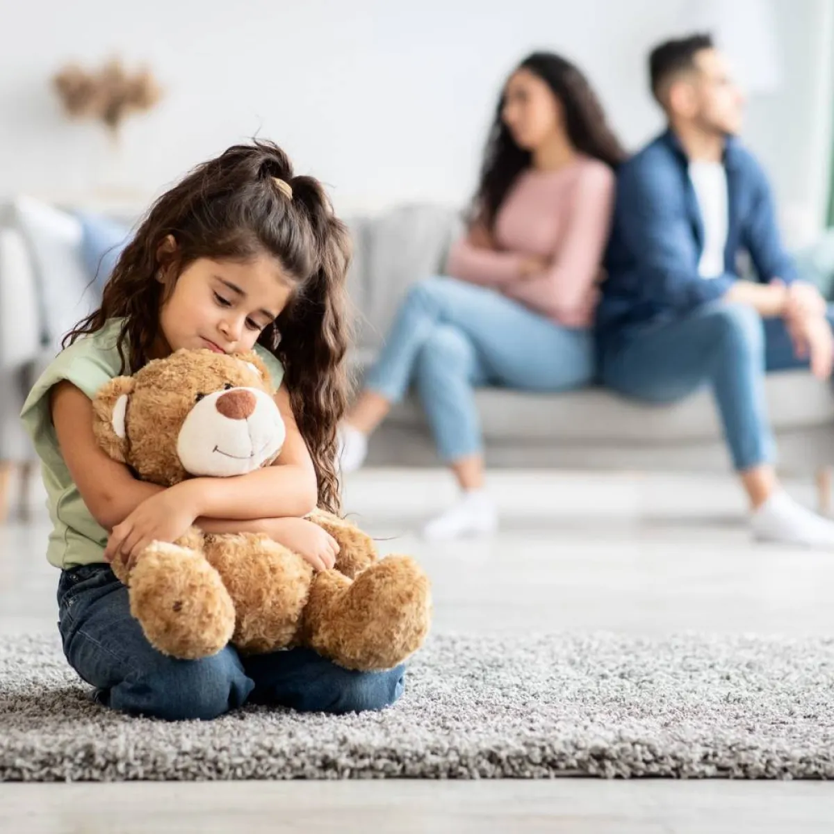 صورة لطفلة حزينة