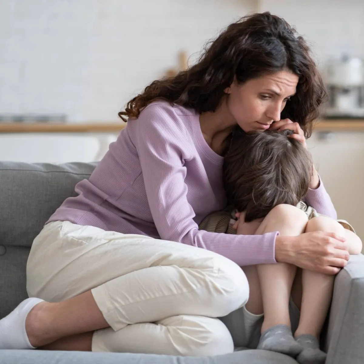 صورة لأم تحتضن طفلها