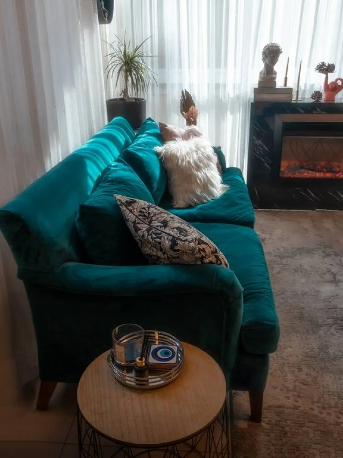 أريكة مغلّفة بنسيج مخملي بأخضر زمردي (الصورة من أعمال المهندسة داليا شاتيلا)