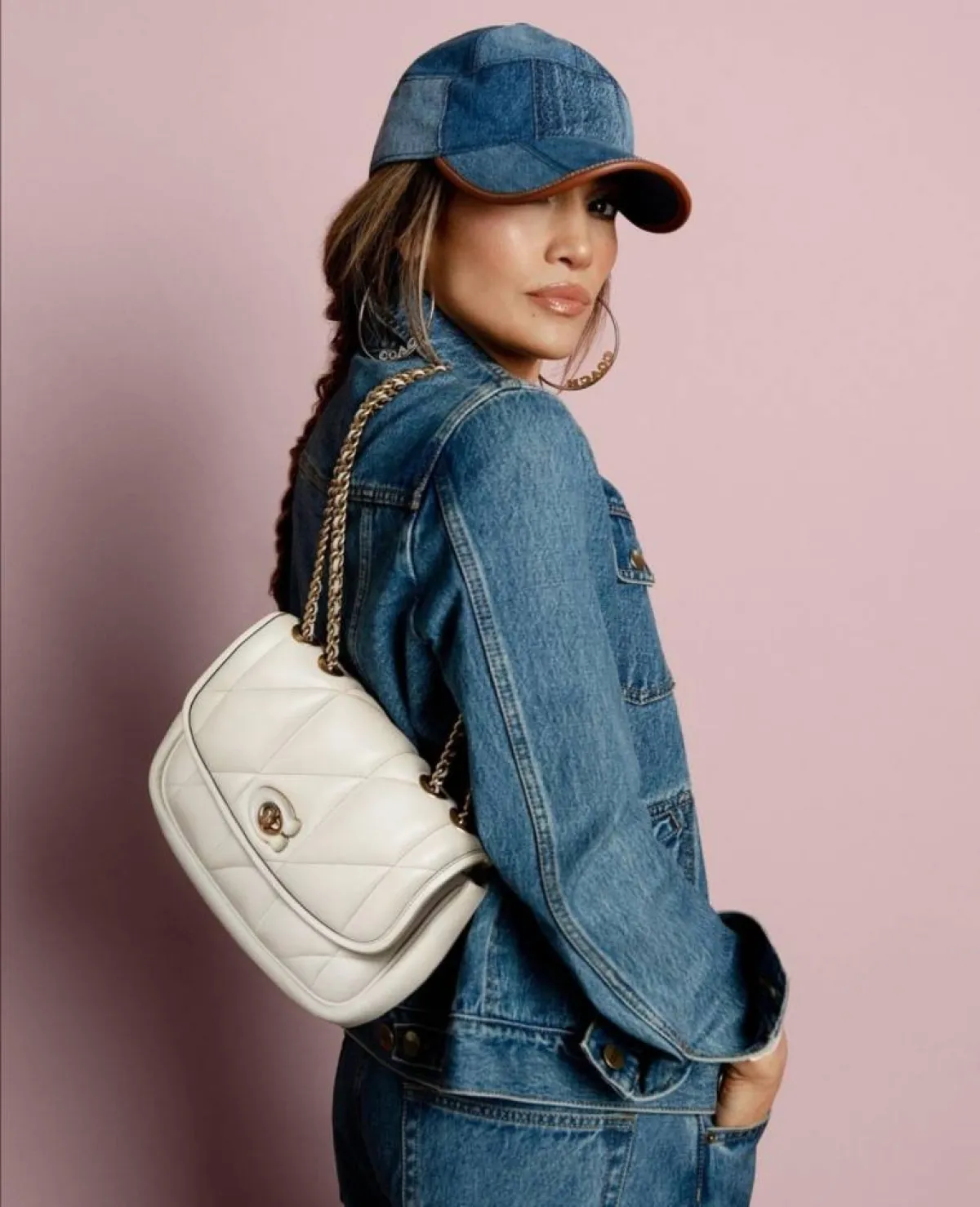 إطلالات محتشمة من جنيفير لوبيز 