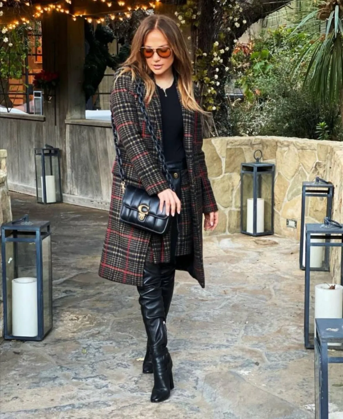 إطلالات محتشمة من جنيفير لوبيز 