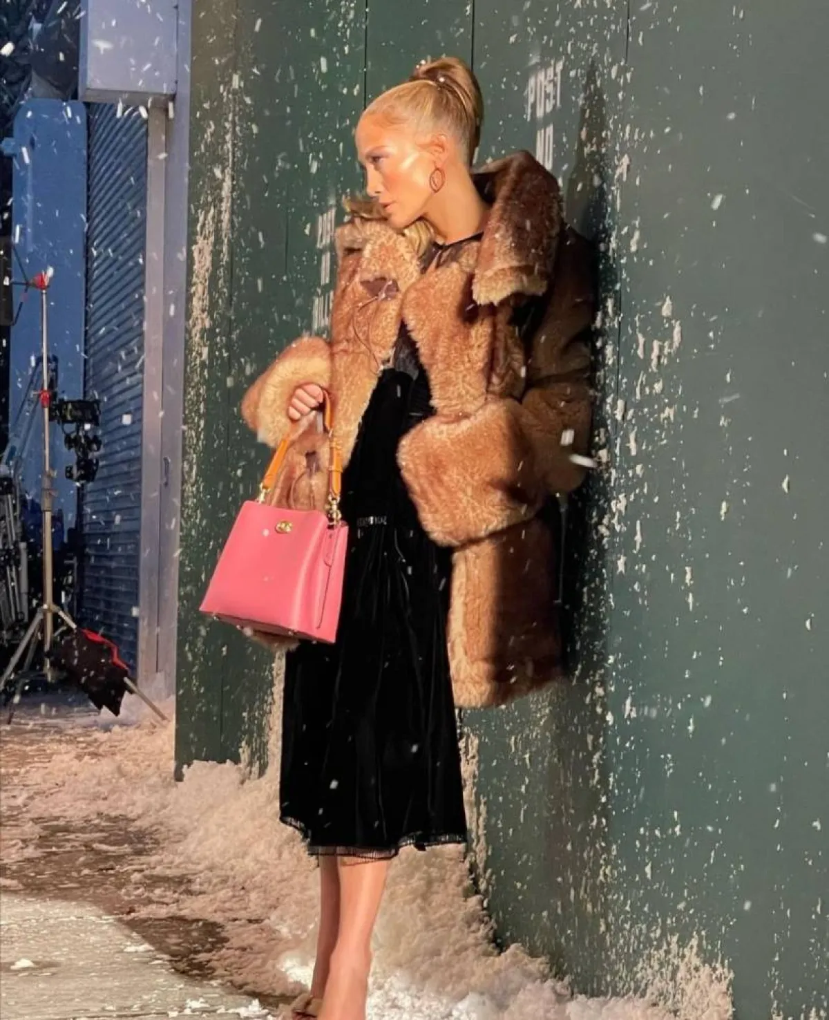 إطلالات محتشمة من جنيفير لوبيز 