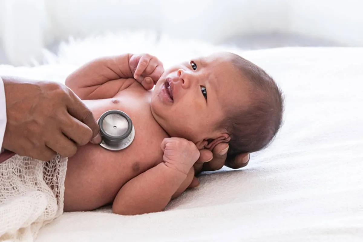 صورة لطبيب يقوم بتشخيص أمراض الطفل