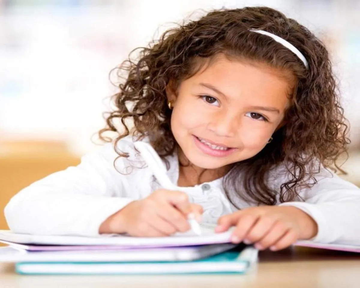 صورة لطفلة تكتب 